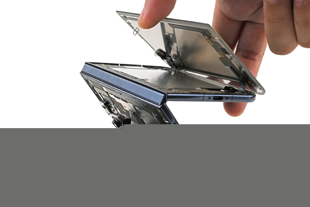 iFixit 拆解 iPhone Duo：纳米纹理层靠散射遮盖折痕，推测屏幕开裂与铰链下沉不到位有关